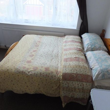 Many Worlds Meet - Eurostar, Wimbledon 30 Mins, Central London, Gatwick 15 Mins - Spacious, Sleeps Up To 16 Plus Cot - Free Wifi, Parking - Next To Lloyd Park, Great For Families, Walkers, Relocators - Ideal For Contractors Кройдон Екстериор снимка