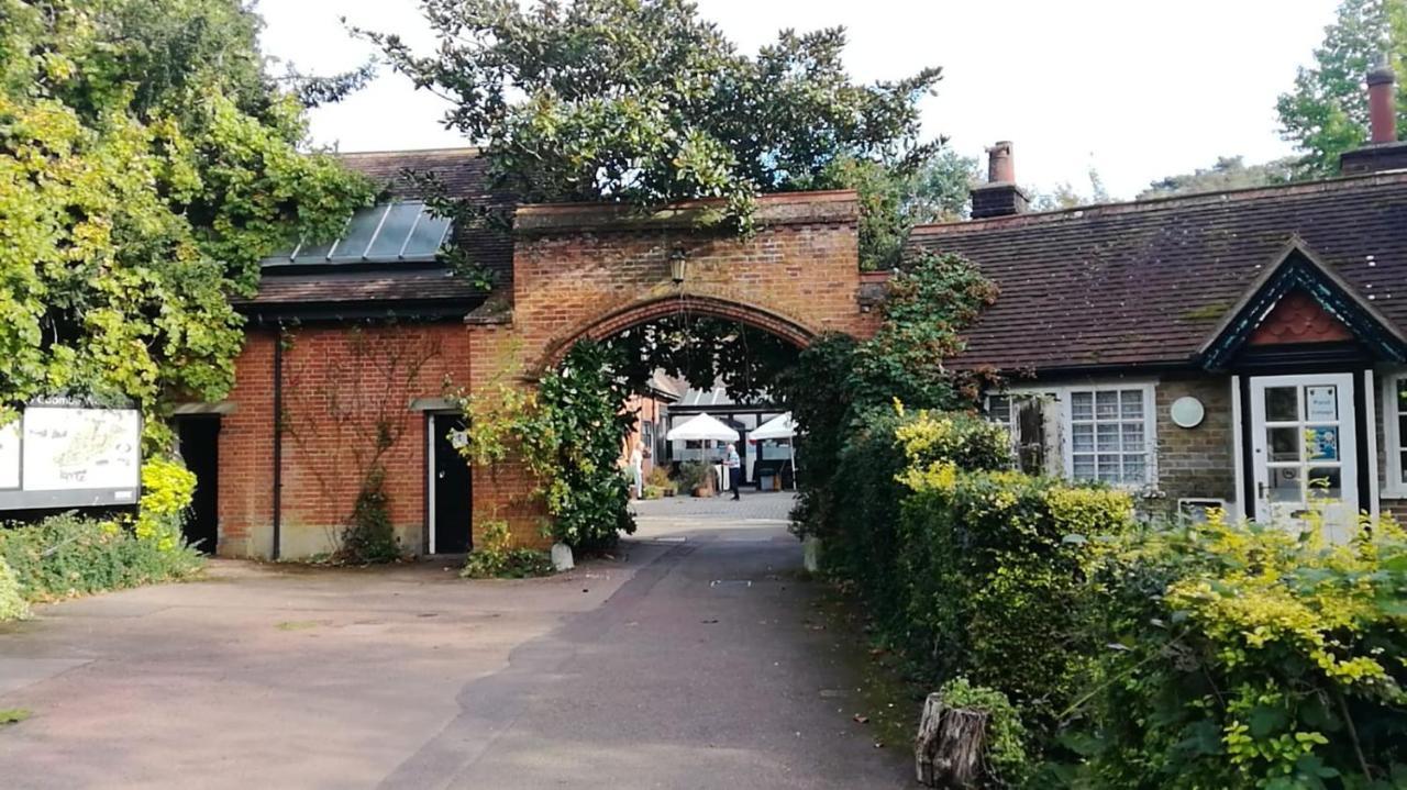 Many Worlds Meet - Eurostar, Wimbledon 30 Mins, Central London, Gatwick 15 Mins - Spacious, Sleeps Up To 16 Plus Cot - Free Wifi, Parking - Next To Lloyd Park, Great For Families, Walkers, Relocators - Ideal For Contractors Кройдон Екстериор снимка