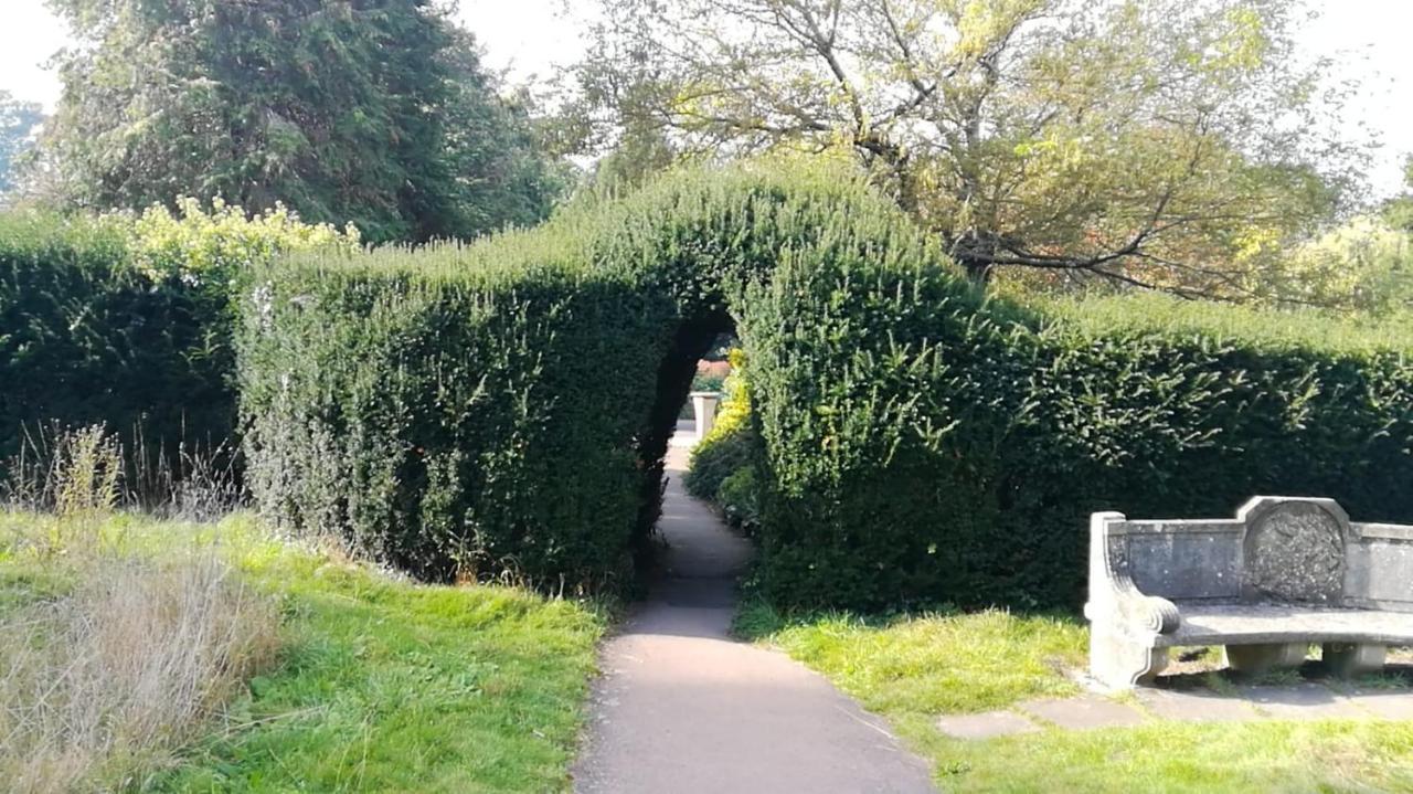 Many Worlds Meet - Eurostar, Wimbledon 30 Mins, Central London, Gatwick 15 Mins - Spacious, Sleeps Up To 16 Plus Cot - Free Wifi, Parking - Next To Lloyd Park, Great For Families, Walkers, Relocators - Ideal For Contractors Кройдон Екстериор снимка