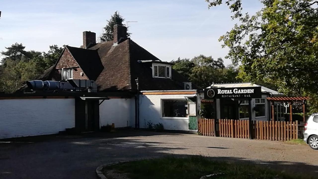 Many Worlds Meet - Eurostar, Wimbledon 30 Mins, Central London, Gatwick 15 Mins - Spacious, Sleeps Up To 16 Plus Cot - Free Wifi, Parking - Next To Lloyd Park, Great For Families, Walkers, Relocators - Ideal For Contractors Кройдон Екстериор снимка