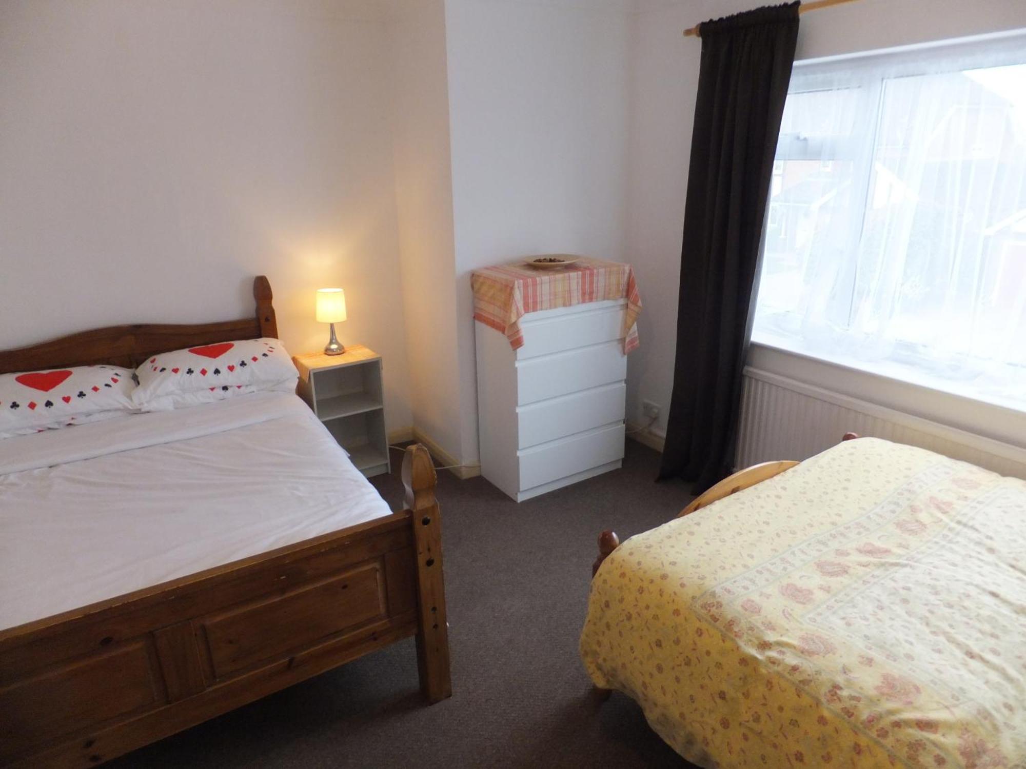 Many Worlds Meet - Eurostar, Wimbledon 30 Mins, Central London, Gatwick 15 Mins - Spacious, Sleeps Up To 16 Plus Cot - Free Wifi, Parking - Next To Lloyd Park, Great For Families, Walkers, Relocators - Ideal For Contractors Кройдон Екстериор снимка