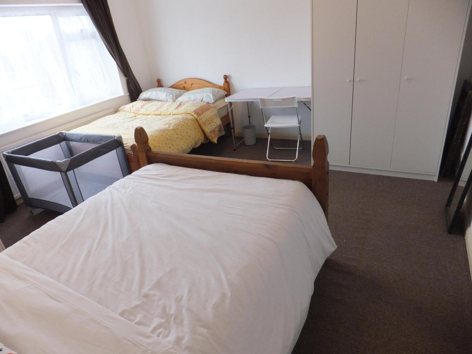 Many Worlds Meet - Eurostar, Wimbledon 30 Mins, Central London, Gatwick 15 Mins - Spacious, Sleeps Up To 16 Plus Cot - Free Wifi, Parking - Next To Lloyd Park, Great For Families, Walkers, Relocators - Ideal For Contractors Кройдон Екстериор снимка