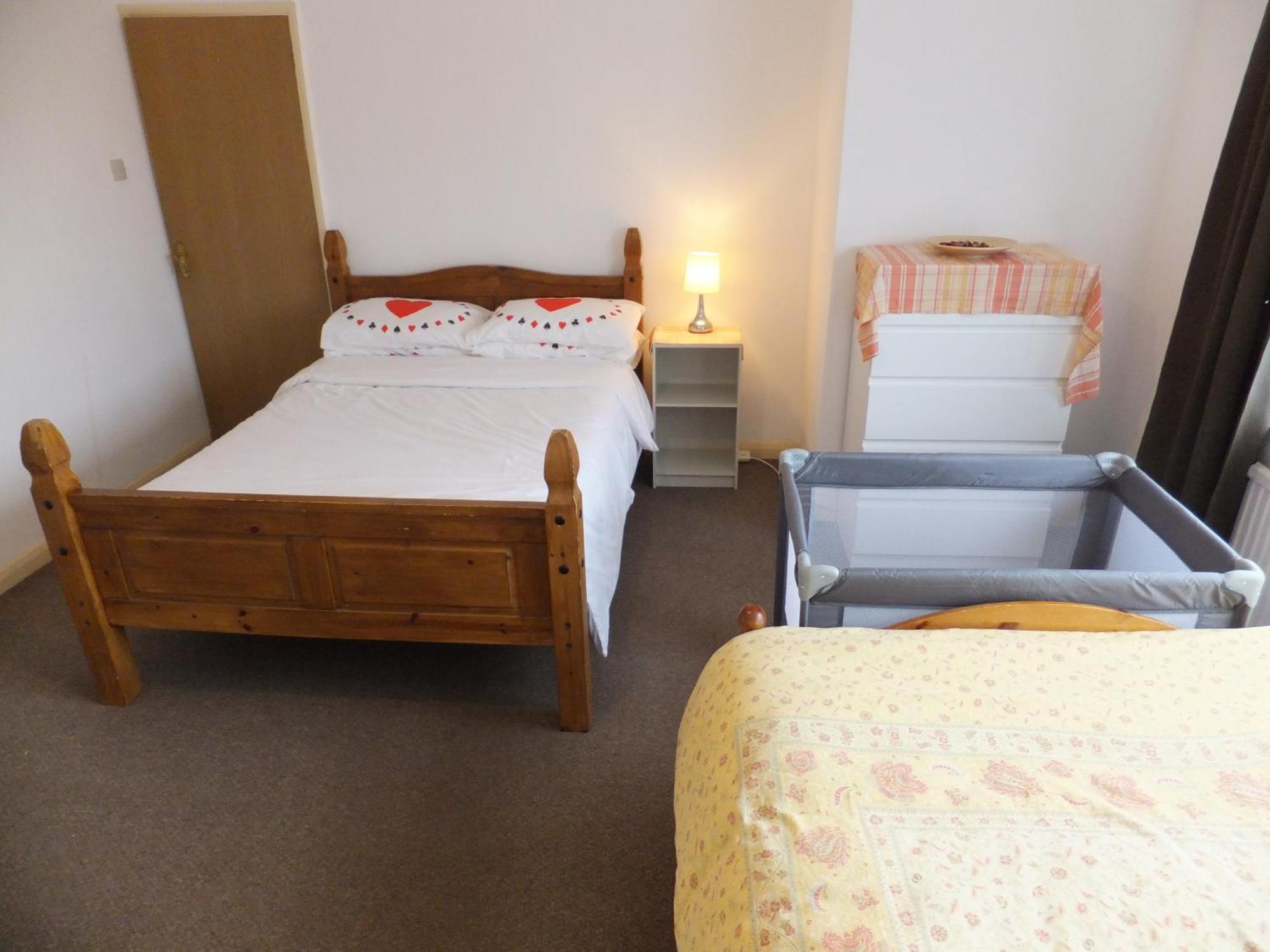 Many Worlds Meet - Eurostar, Wimbledon 30 Mins, Central London, Gatwick 15 Mins - Spacious, Sleeps Up To 16 Plus Cot - Free Wifi, Parking - Next To Lloyd Park, Great For Families, Walkers, Relocators - Ideal For Contractors Кройдон Екстериор снимка