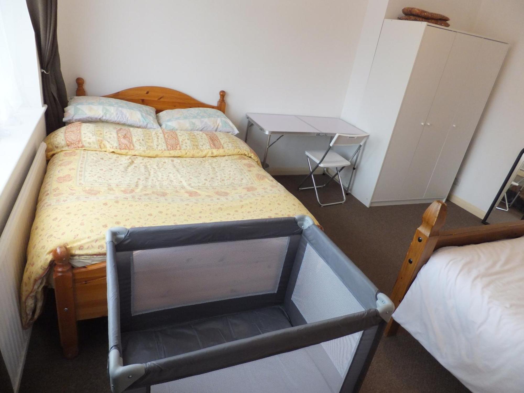 Many Worlds Meet - Eurostar, Wimbledon 30 Mins, Central London, Gatwick 15 Mins - Spacious, Sleeps Up To 16 Plus Cot - Free Wifi, Parking - Next To Lloyd Park, Great For Families, Walkers, Relocators - Ideal For Contractors Кройдон Екстериор снимка