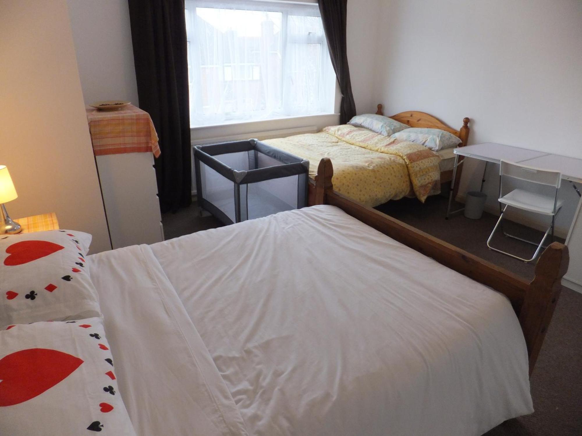 Many Worlds Meet - Eurostar, Wimbledon 30 Mins, Central London, Gatwick 15 Mins - Spacious, Sleeps Up To 16 Plus Cot - Free Wifi, Parking - Next To Lloyd Park, Great For Families, Walkers, Relocators - Ideal For Contractors Кройдон Екстериор снимка
