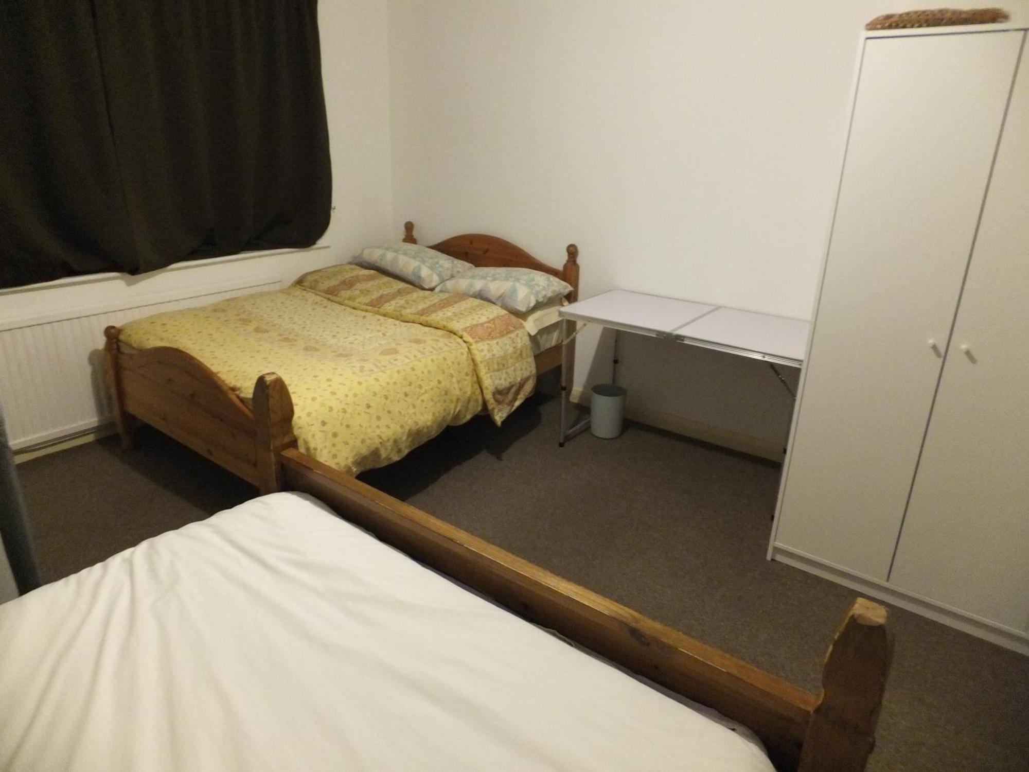 Many Worlds Meet - Eurostar, Wimbledon 30 Mins, Central London, Gatwick 15 Mins - Spacious, Sleeps Up To 16 Plus Cot - Free Wifi, Parking - Next To Lloyd Park, Great For Families, Walkers, Relocators - Ideal For Contractors Кройдон Екстериор снимка