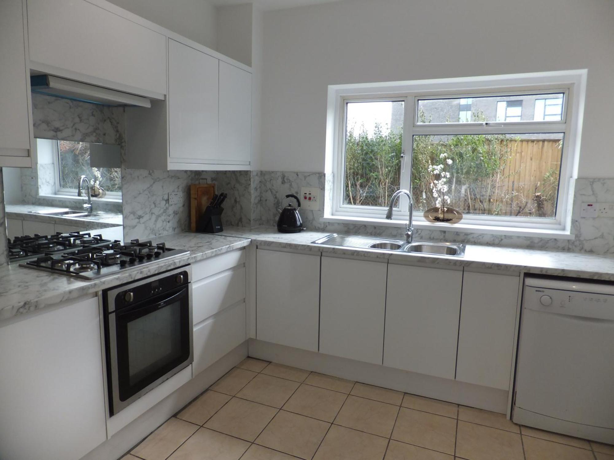 Many Worlds Meet - Eurostar, Wimbledon 30 Mins, Central London, Gatwick 15 Mins - Spacious, Sleeps Up To 16 Plus Cot - Free Wifi, Parking - Next To Lloyd Park, Great For Families, Walkers, Relocators - Ideal For Contractors Кройдон Екстериор снимка